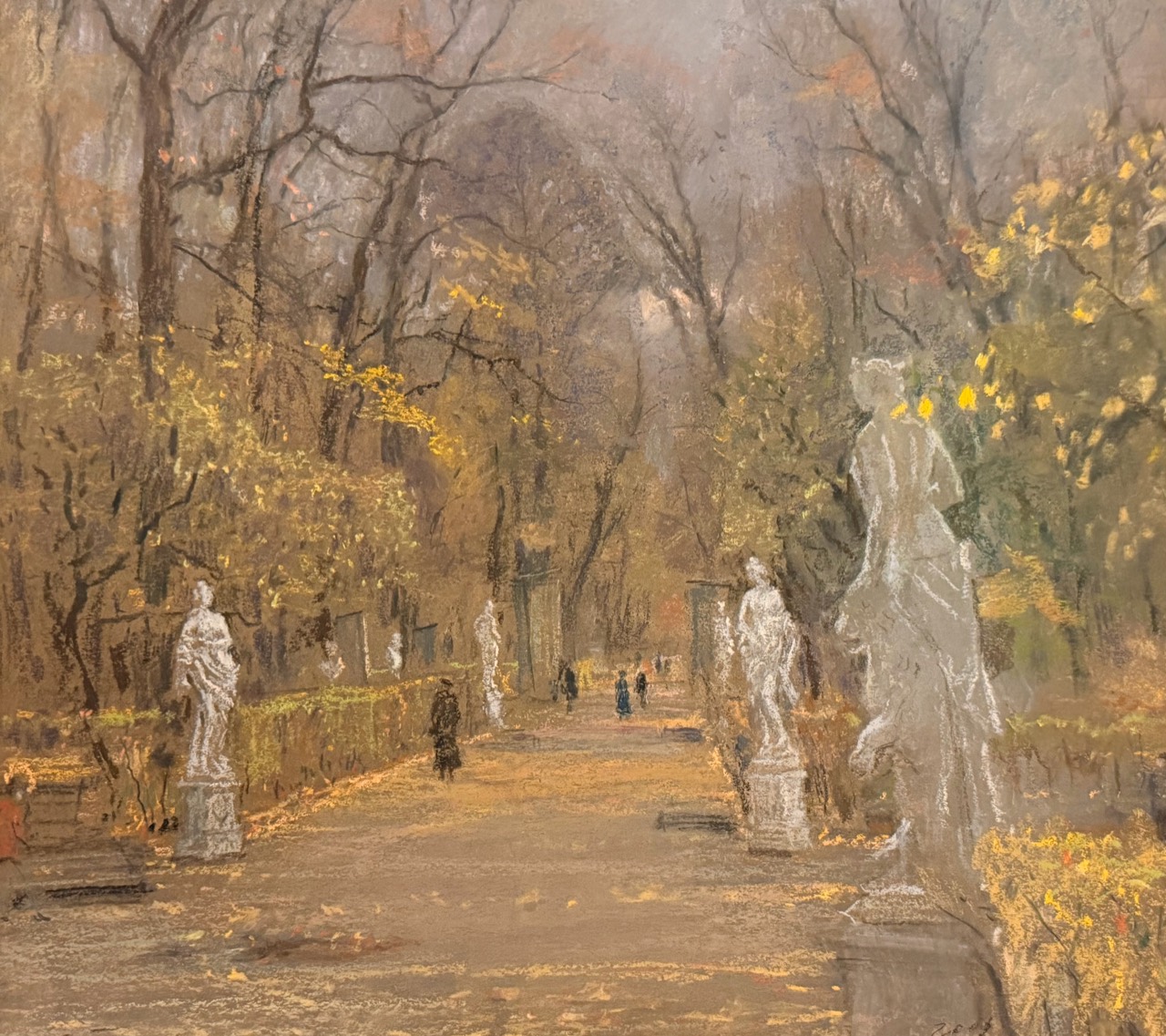 Аллея со скульптурами осенью